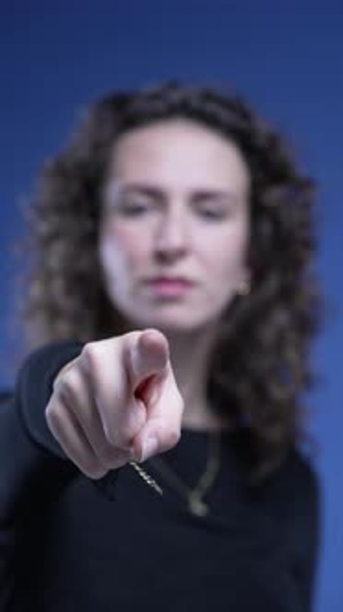 Femme accusant le spectateur en pointant du doigt directement la caméra. Vidéo de la personne qui VOUS choisit dans une vidéo verticale