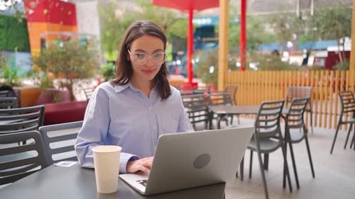 Freelancer mit Laptopsitz im Freien, Café