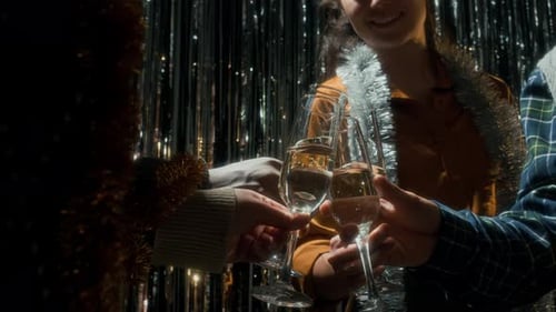 Des amis trinquent avec du champagne lors d'une fête de Noël pétillante