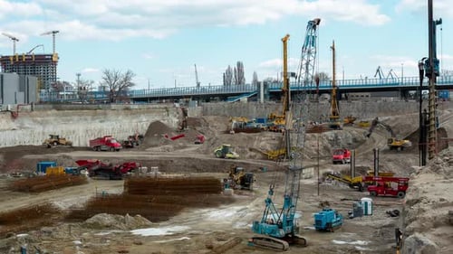 Sitio de construcción en funcionamiento con lapso de tiempo móvil, gran angular