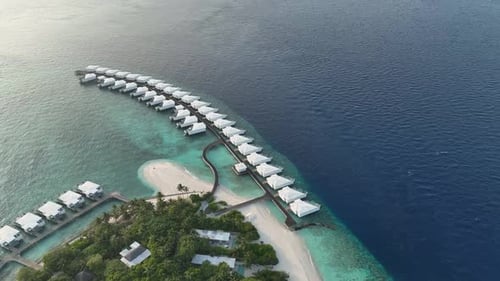 Vislumbres aéreos de um luxuoso resort nas Maldivas
