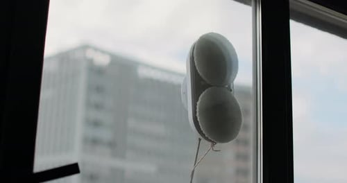 Nahaufnahme eines automatischen Fensterreinigungsroboters, der an Wohnfenstern arbeitet — Einfachheit und Komfort
