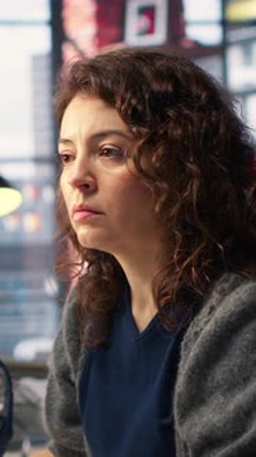 Desarrolladora de software de vídeo vertical en la oficina de la Agencia codificando en su ordenador