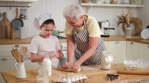 Glückliche Familie in der Küche Großmutter und Enkeltochter kochen zusammen in der Küche Oma