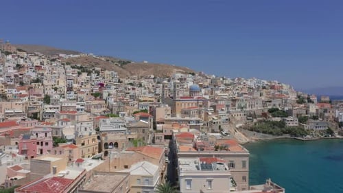 Vue aérienne : Drone panoramique d'Ermoupoli et de l'église d'Agios Nikolaos à Syros, en Grèce