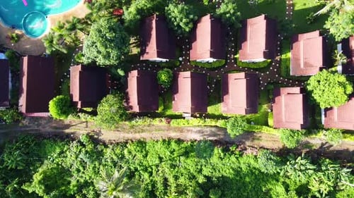 LUFTAUFNAHME: Blick von oben nach unten auf ein Hotelzimmer im asiatischen Stil mit Luxus-Pool. Symmetrisch fliegend f