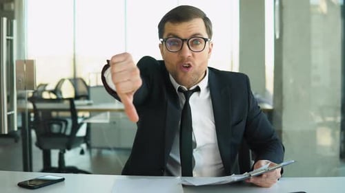 Un patron en colère crie à la caméra à l'employé, pointe son doigt sur le côté, rejette le