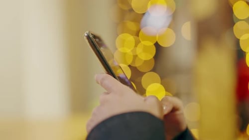 Smartphone in den Händen eines Mädchens, das eine Nachricht auf dem Telefon eingibt.