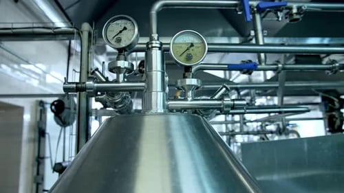 Tubes en acier brillant avec capteurs et vannes interconnectés.