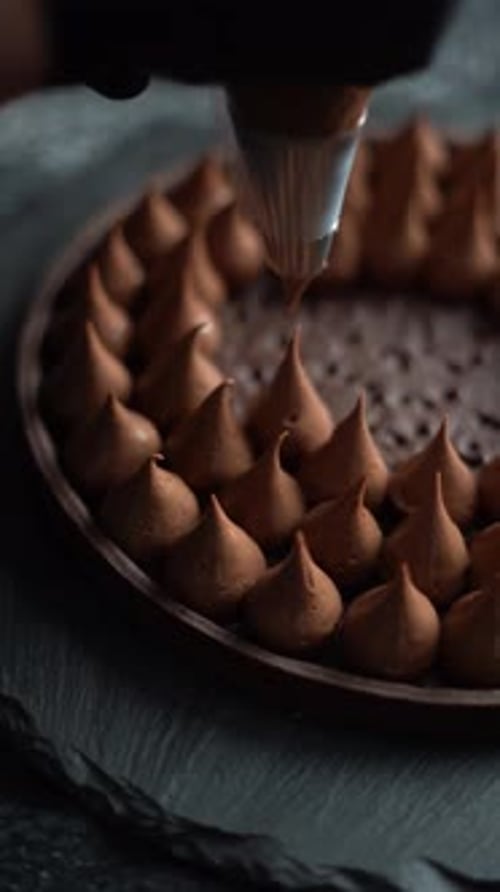 Ein Häuptling hat eine Sauce auf einen Kuchen gegeben, Nahaufnahme, Aufnahme einfügen