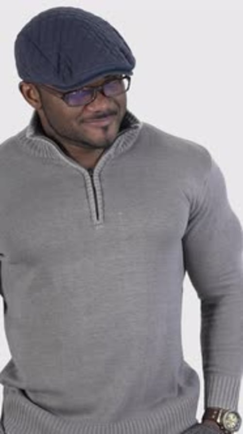 Hombre negro con cuerpo musculoso en el estudio.