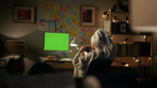 Unbekanntes Mädchen, das sich ausruht, Computer-Nahaufnahme