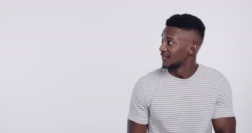 Sonríe, emocionado y un hombre negro con la mano señalando en el estudio como guía, lista de verificación