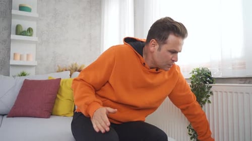 Vidéo sur un homme qui a très froid à la maison dans des vêtements épais.