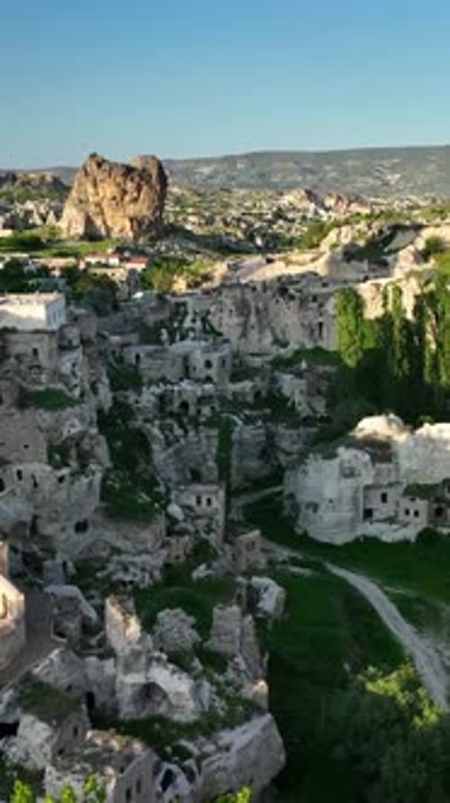 Vidéo verticale : vue aérienne impressionnante d'Ortahisar, Turquie, Cappadoce