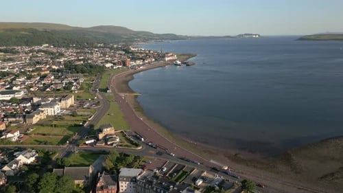 Orbe aérienne de Largs Scotland du front de mer et de la côte pittoresques un jour d'été