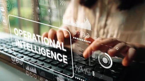 Escritura manual en el teclado con gráficos superpuestos que representan la inteligencia operativa y el análisis de datos