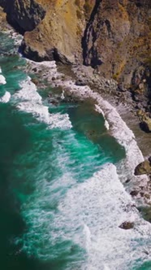 Las aguas color aguamarina del Océano Pacífico se encuentran con las escarpadas rocas de la costa de California