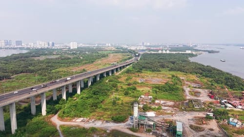 Luftaufnahme des Panoramas der Stadt und des Fußes der Brücke.