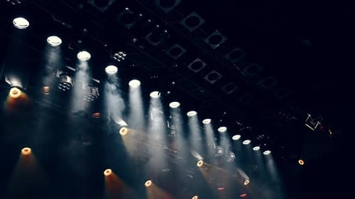 Stimmungsvoller Bühnenlichtblitz während des Konzerts und der Show