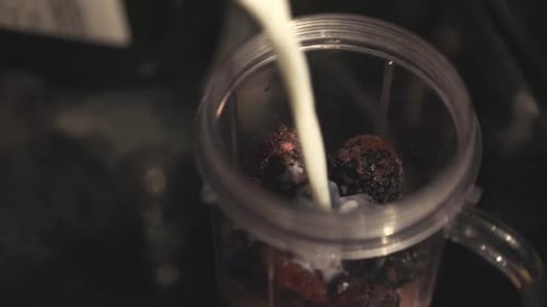 Ajouter le lait dans le bol du mélangeur avec les fruits secs. -tir moyen