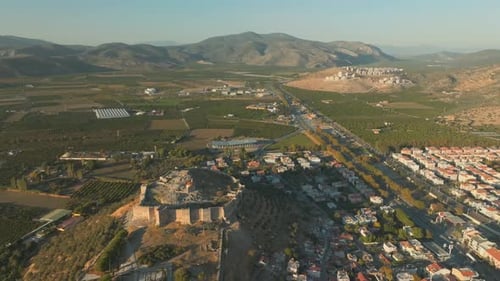 Drohnenpanorama der Ayasuluk-Zitadelle in der Stadt Selçuk in der Türkei, Luftaufnahme neben dem antiken Ephesos von historischem