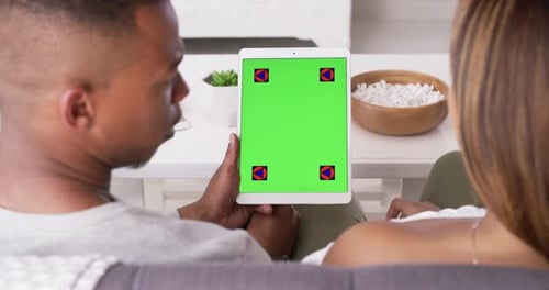 Écran vert, copyspace ou chromakey avec des marqueurs de suivi entre les mains d'un couple à la maison