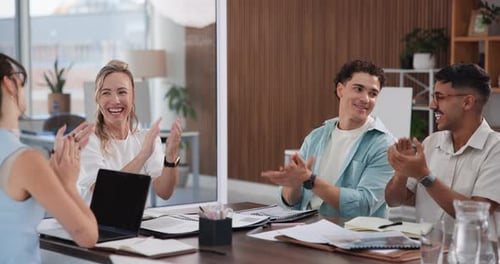 Aplausos, choca los cinco y motivación con los empresarios en la sala de juntas de la oficina para planificar con éxito