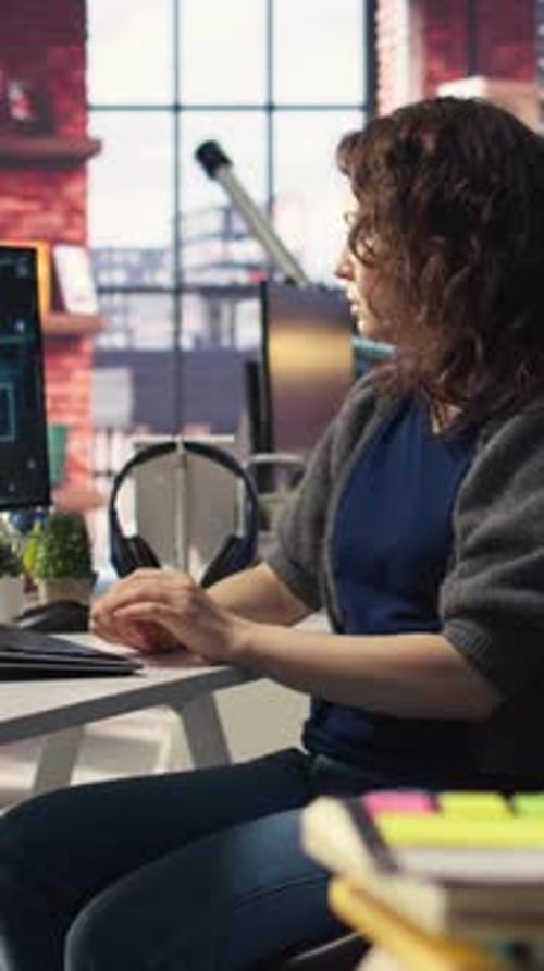 Entwickler für vertikale Video-Telearbeit, der Computer für künstliche Intelligenz verwendet