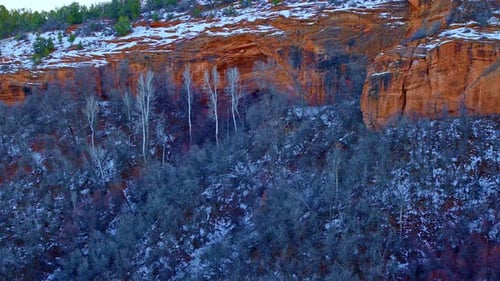 Au-dessus du terrain rouillé près de Page, en Arizona, un Drone surveille les canyons.