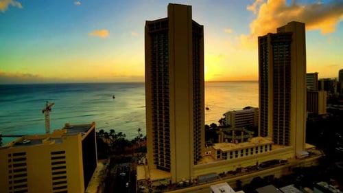 Prédios altos e praia de Waikiki