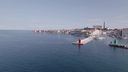 Video mit einer Drohne, die eine hintere Luftaufnahme über der Stadt Piran in Slowenien macht. Es beginnt,