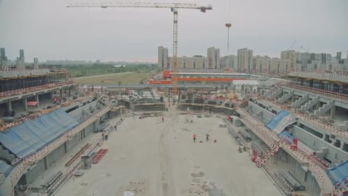 Tribunas de concreto sin terminar en el sitio de construcción del estadio