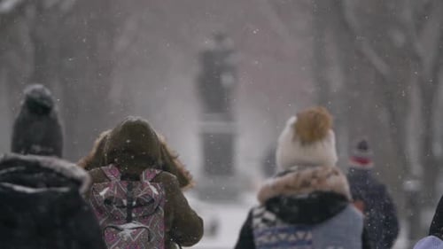 Zeitlupe von Menschen, die an einem verschneiten Tag in Boston spazieren gehen