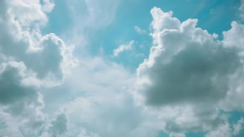 Licht, Zirruswolken, Wolkenhimmel in Blau, Aquamarin, Hellblau, Farben, Bewegung im Himmel, weiße Wolke, himmlisch