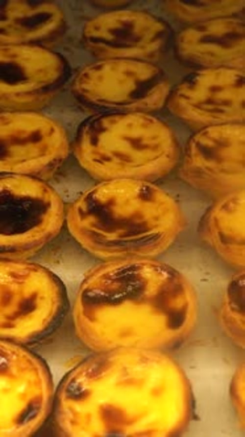 Vertikales Video mit portugiesischem Eierpudding in Pastel De Nata