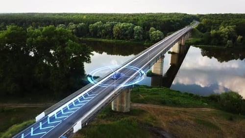El automóvil inteligente cruza de forma autónoma un puente sin conductor.