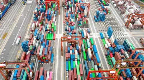 Frachtschifffahrtshafen mit Transportfrachtcontainern, die für den Versand geladen werden