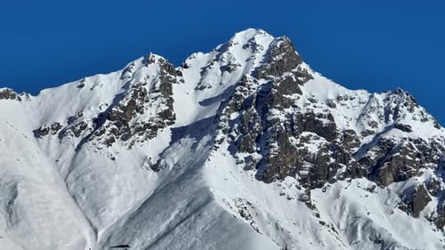 schneebedeckter Berggipfel