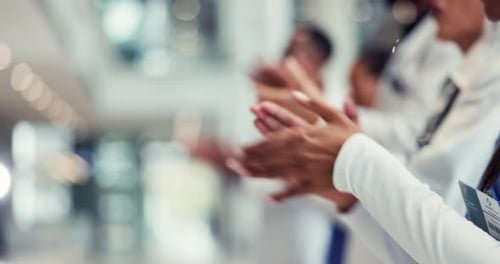 Sucesso, mãos e aplausos com médicos no hospital para comemoração, apoio e assistência médica
