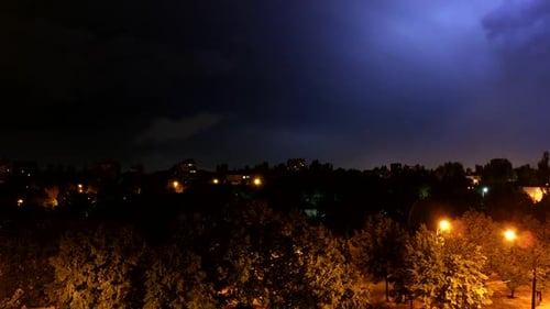 Orage au-dessus de la ville