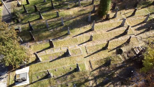 Drone aérien : vol au-dessus d'un vieux cimetière avec pierres tombales, pierres tombales, flèches