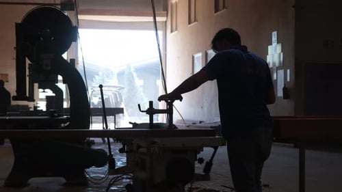 Silhouette de charpentier dans l'atelier