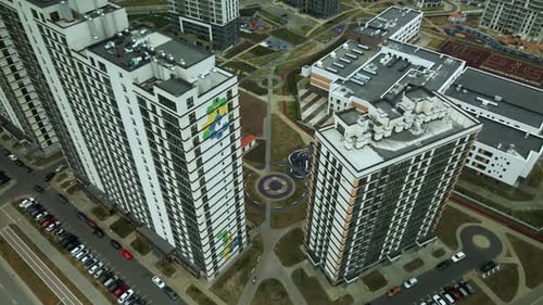 Moderne Stadtarchitektur. Mehrstöckige Gebäude mit Infrastruktur. Dicht besiedeltes Stadtgebiet.