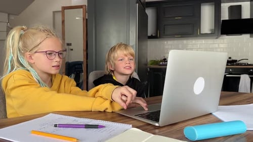 Turma escolar on-line: irmãos, alunos, menino e menina, aprendendo juntos remotamente on-line em casa e procurando