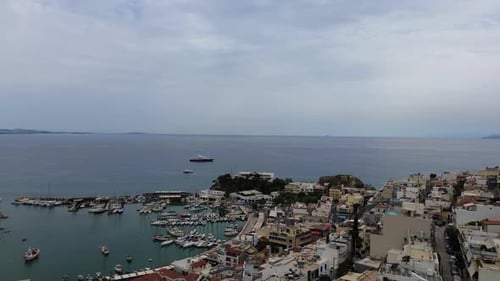 Puerto en El Pireo, puerto deportivo, barcos de pesca turísticos amarrados, Atenas, Grecia, Zumbido aéreo