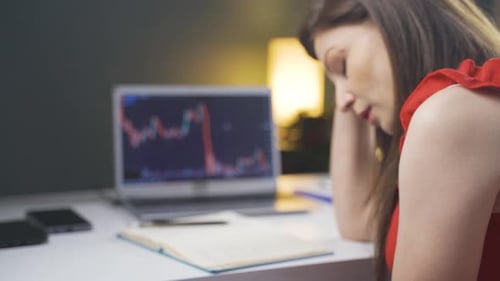 The woman looking at the cryptocurrency chart is unhappy. loss in the stock market.