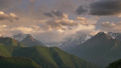 Pôr do sol nas montanhas do Cáucaso