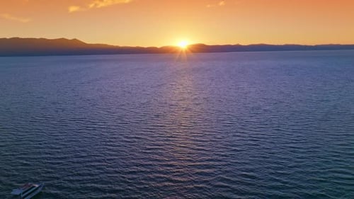 Natürlicher schöner Seesommerabend. Sonnenuntergang der Seenlandschaften.