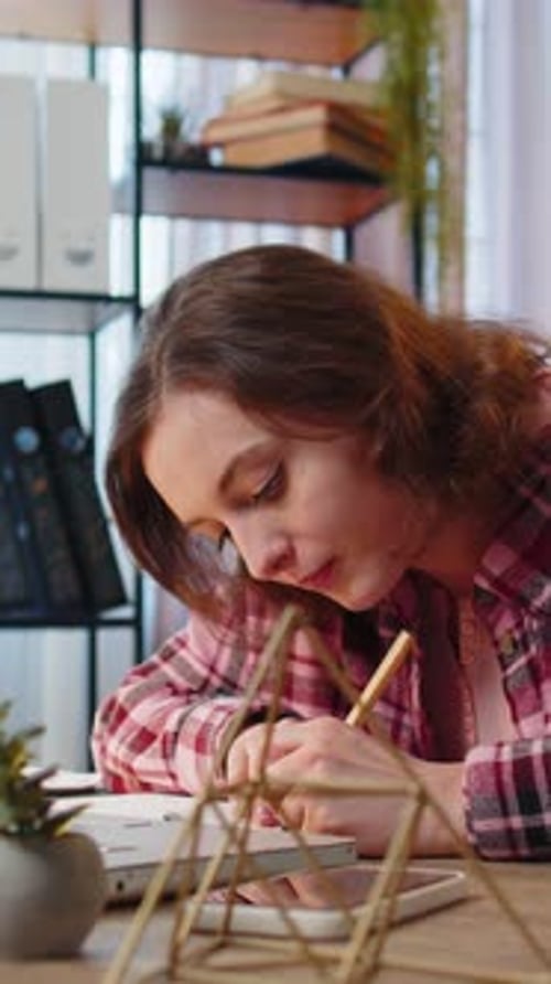 Femme d'affaires travaillant sur un ordinateur portable écrivant en ligne des notes dans un bloc-notes de planification au bureau